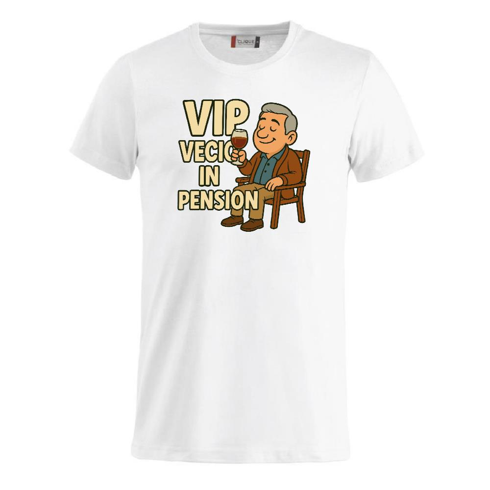 T-Shirt Personalizzabile “VIP Vecio in Pension” – Personalizzabile con Nome – PS 27431-A132