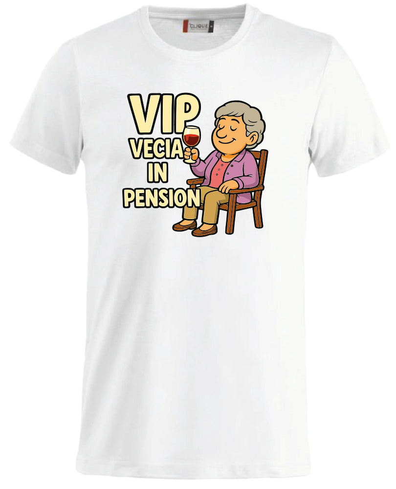T-Shirt Personalizzabile “VIP Vecia in Pension” – Personalizzabile con Nome – PS 27431-A-147