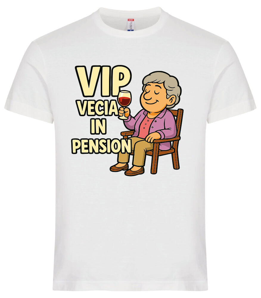 T-Shirt Personalizzabile “VIP Vecia in Pension” – Personalizzabile con Nome – PS 27431-A-147