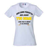 T-Shirt Donna “Non Sono Perfetta, Ma Sono [Tuo Nome]” – Maglietta Personalizzabile in Cotone – PS 28870-024 PRS