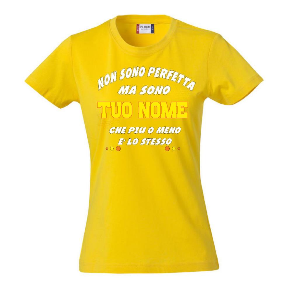 T-Shirt Donna “Non Sono Perfetta, Ma Sono [Tuo Nome]” – Maglietta Personalizzabile in Cotone – PS 28870-024 PRS