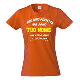 T-Shirt Donna “Non Sono Perfetta, Ma Sono [Tuo Nome]” – Maglietta Personalizzabile in Cotone – PS 28870-024 PRS