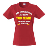 T-Shirt Donna “Non Sono Perfetta, Ma Sono [Tuo Nome]” – Maglietta Personalizzabile in Cotone – PS 28870-024 PRS