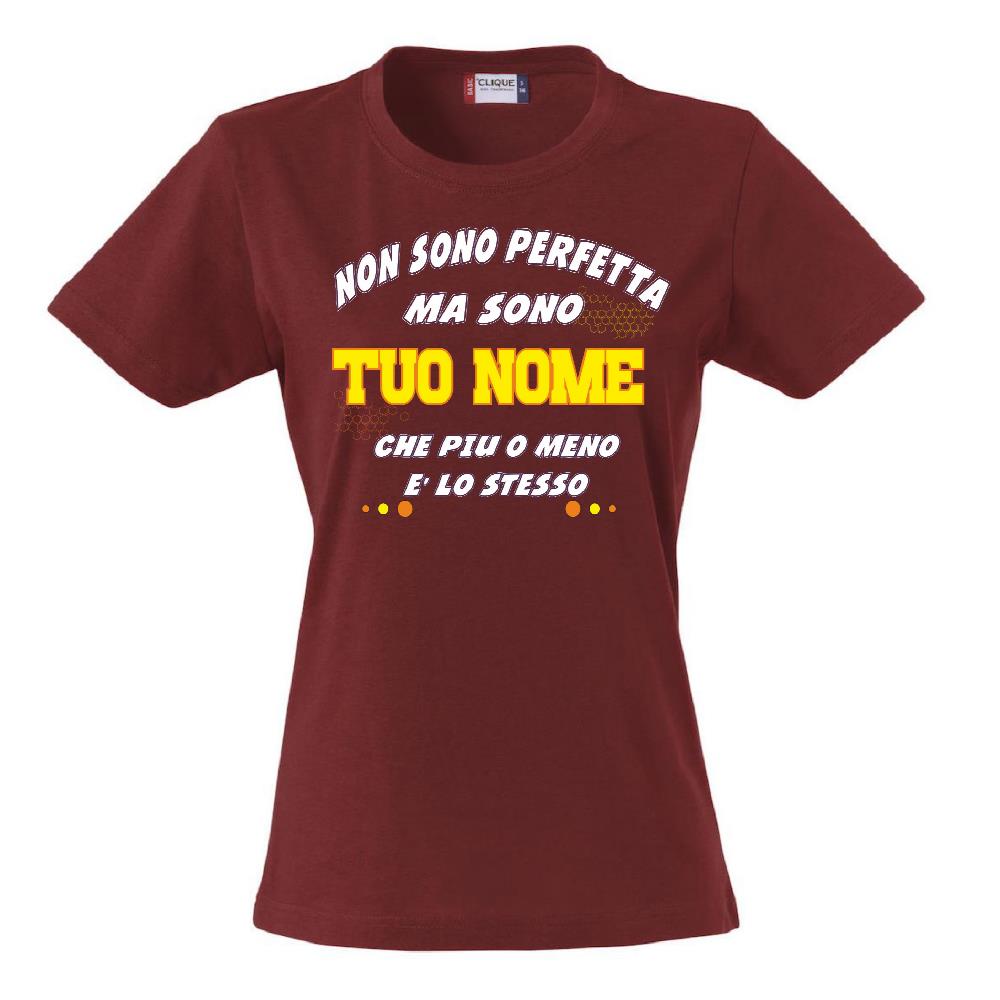 T-Shirt Donna “Non Sono Perfetta, Ma Sono [Tuo Nome]” – Maglietta Personalizzabile in Cotone – PS 28870-024 PRS