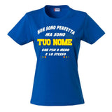 T-Shirt Donna “Non Sono Perfetta, Ma Sono [Tuo Nome]” – Maglietta Personalizzabile in Cotone – PS 28870-024 PRS