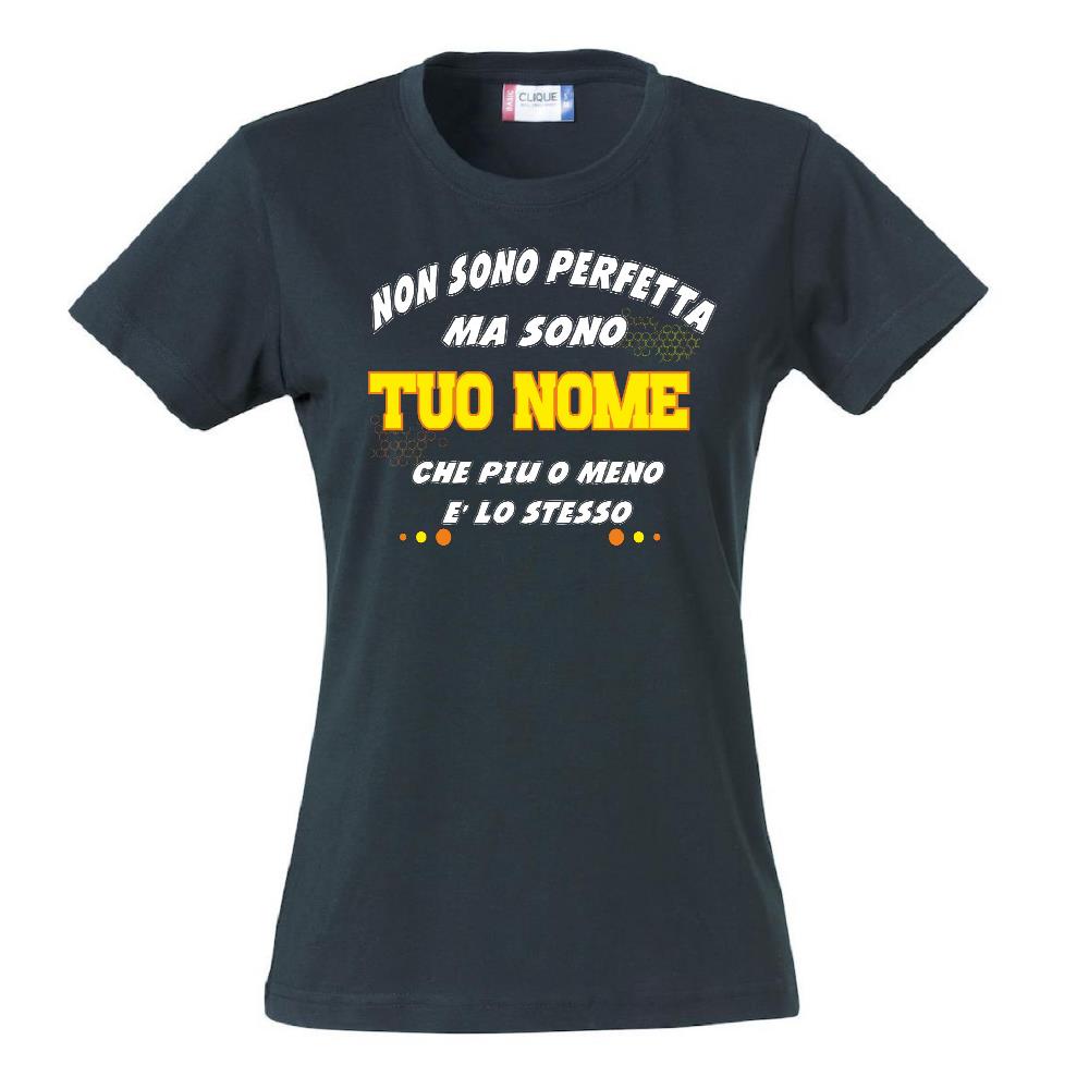 T-Shirt Donna “Non Sono Perfetta, Ma Sono [Tuo Nome]” – Maglietta Personalizzabile in Cotone – PS 28870-024 PRS