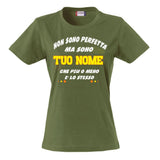 T-Shirt Donna “Non Sono Perfetta, Ma Sono [Tuo Nome]” – Maglietta Personalizzabile in Cotone – PS 28870-024 PRS