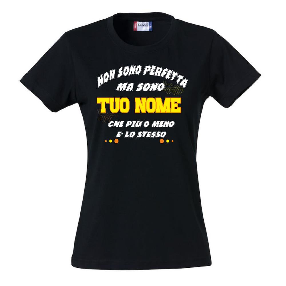 T-Shirt Donna “Non Sono Perfetta, Ma Sono [Tuo Nome]” – Maglietta Personalizzabile in Cotone – PS 28870-024 PRS