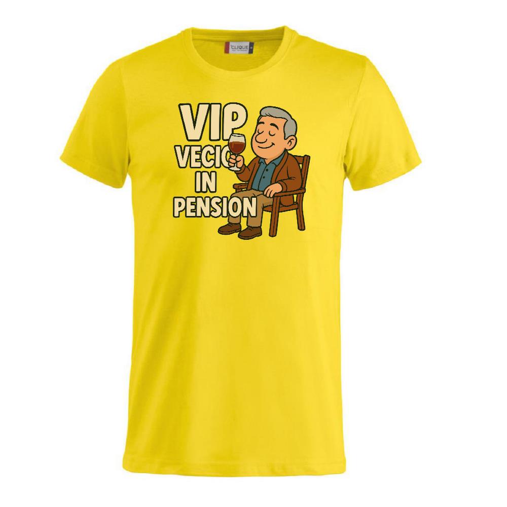 T-Shirt Personalizzabile “VIP Vecio in Pension” – Personalizzabile con Nome – PS 27431-A132