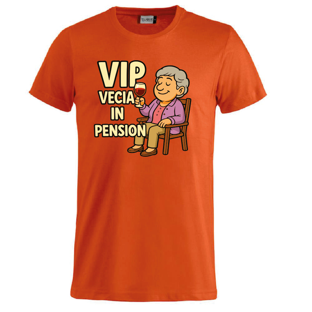 T-Shirt Personalizzabile “VIP Vecia in Pension” – Personalizzabile con Nome – PS 27431-A-147