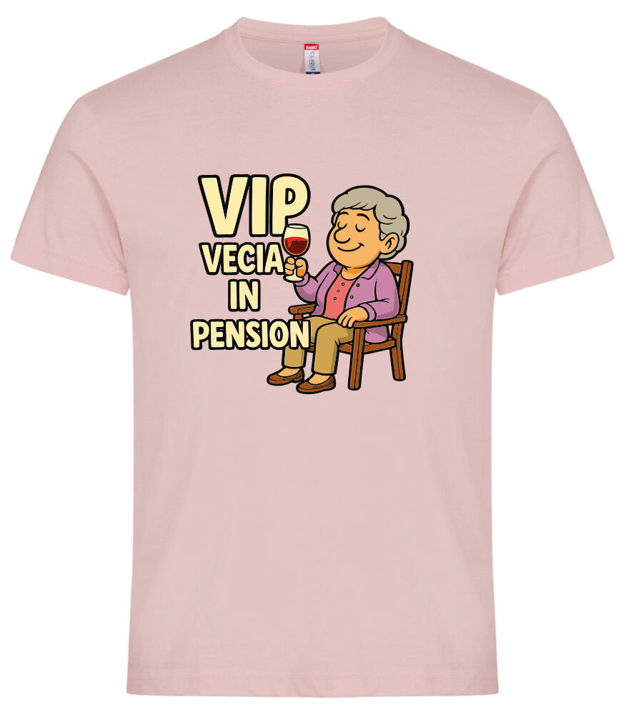 T-Shirt Personalizzabile “VIP Vecia in Pension” – Personalizzabile con Nome – PS 27431-A-147