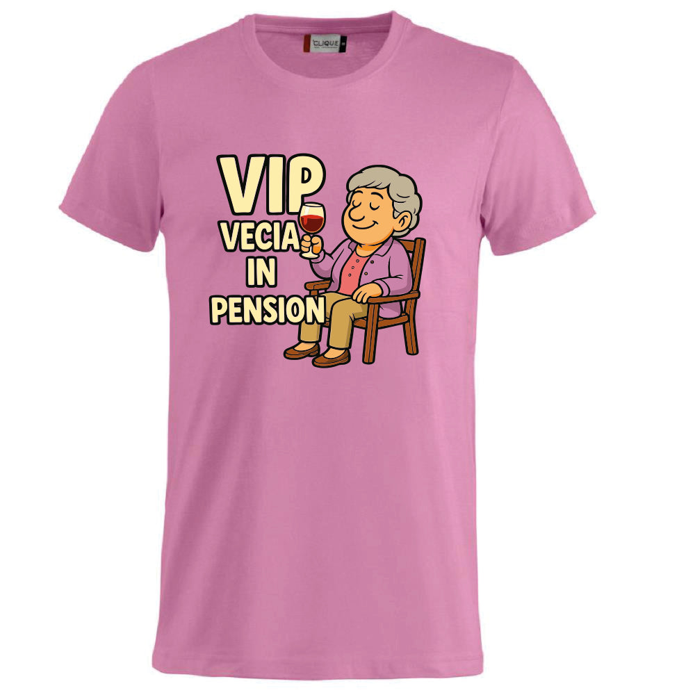 T-Shirt Personalizzabile “VIP Vecia in Pension” – Personalizzabile con Nome – PS 27431-A-147