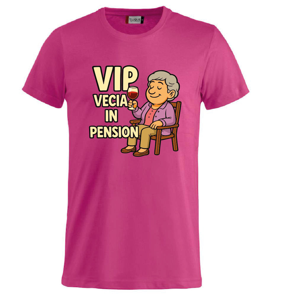 T-Shirt Personalizzabile “VIP Vecia in Pension” – Personalizzabile con Nome – PS 27431-A-147