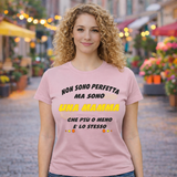 T-Shirt Donna “Non Sono Perfetta, Ma Sono [Tuo Nome]” – Maglietta Personalizzabile in Cotone – PS 28870-024 PRS