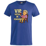 T-Shirt Personalizzabile “VIP Vecia in Pension” – Personalizzabile con Nome – PS 27431-A-147