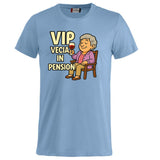 T-Shirt Personalizzabile “VIP Vecia in Pension” – Personalizzabile con Nome – PS 27431-A-147
