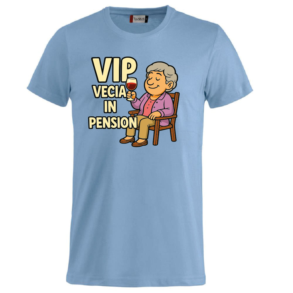 T-Shirt Personalizzabile “VIP Vecia in Pension” – Personalizzabile con Nome – PS 27431-A-147