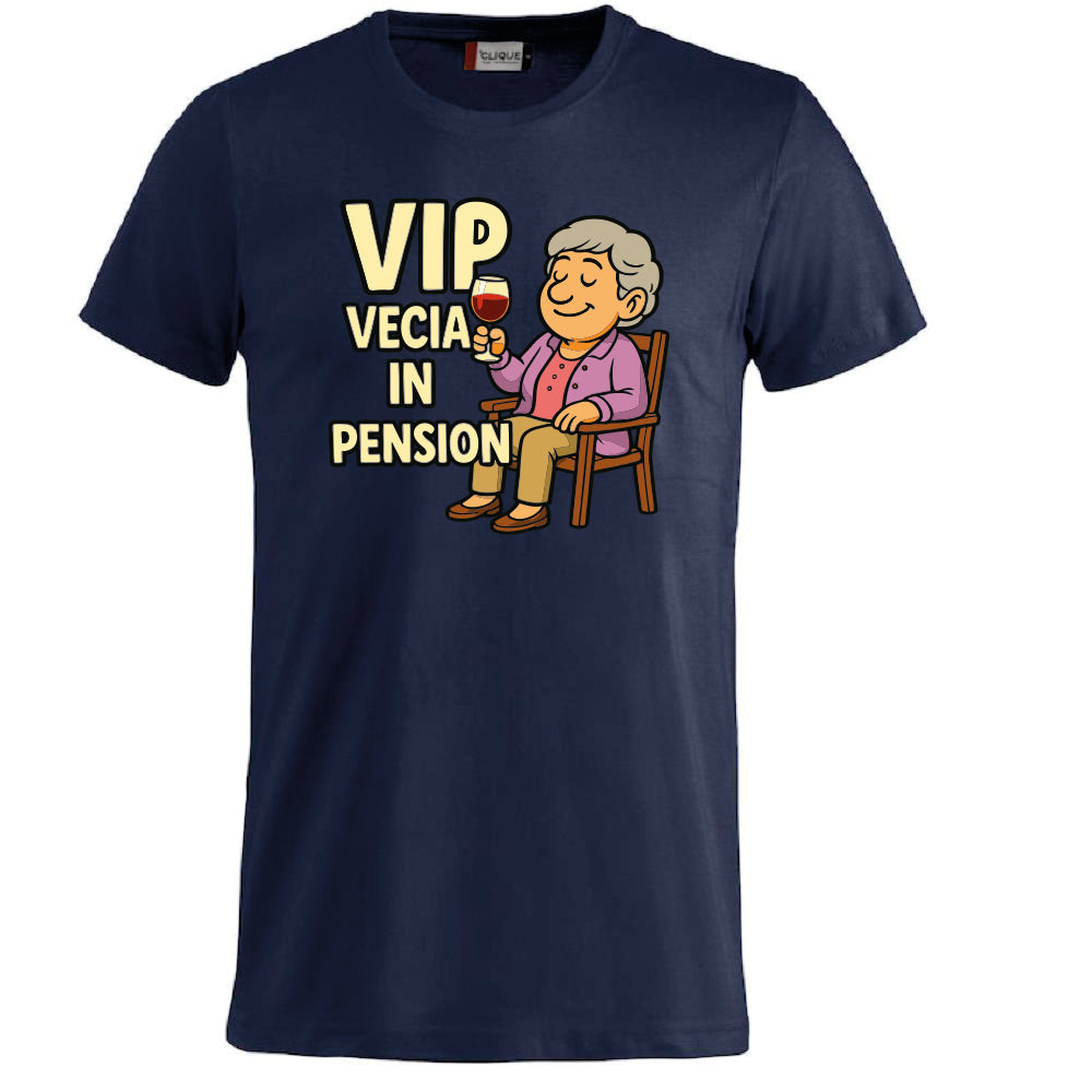 T-Shirt Personalizzabile “VIP Vecia in Pension” – Personalizzabile con Nome – PS 27431-A-147