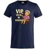 T-Shirt Personalizzabile “VIP Vecia in Pension” – Personalizzabile con Nome – PS 27431-A-147