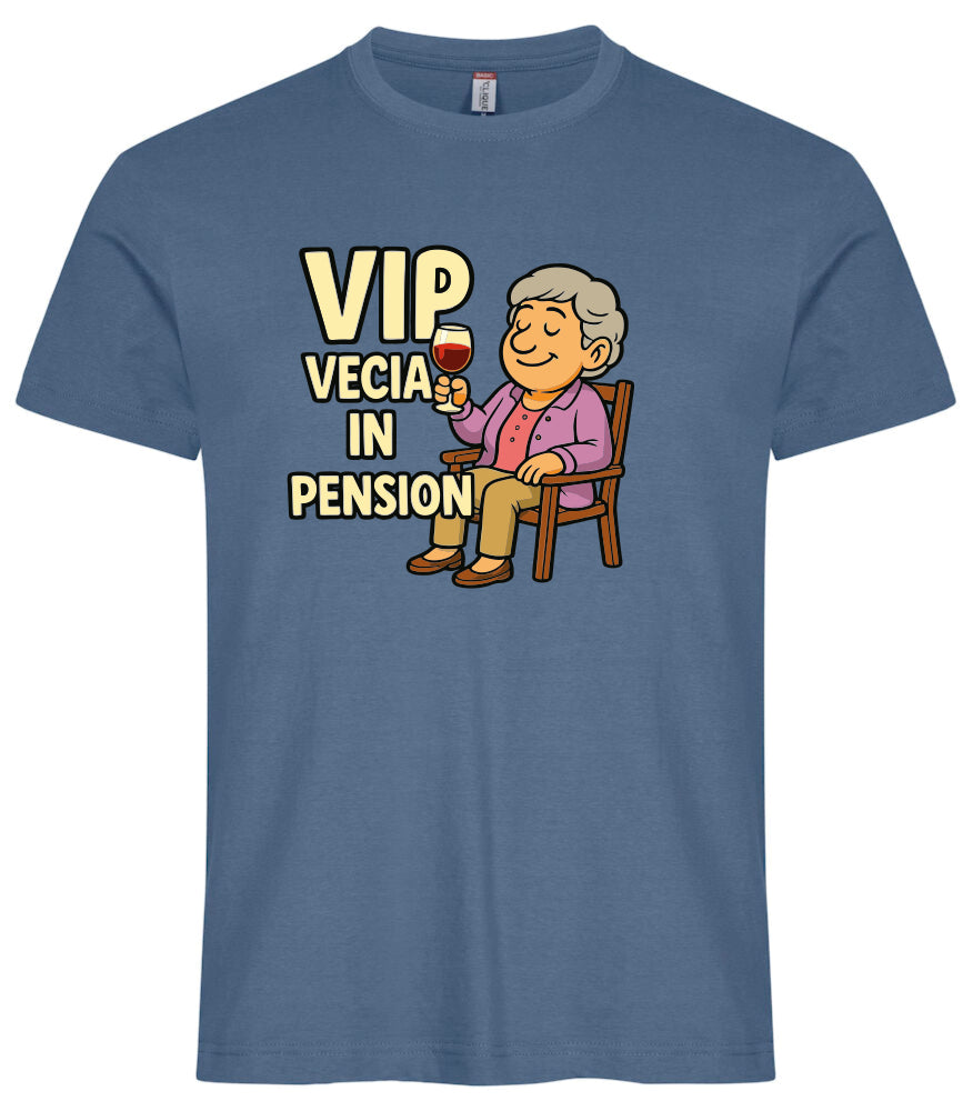 T-Shirt Personalizzabile “VIP Vecia in Pension” – Personalizzabile con Nome – PS 27431-A-147