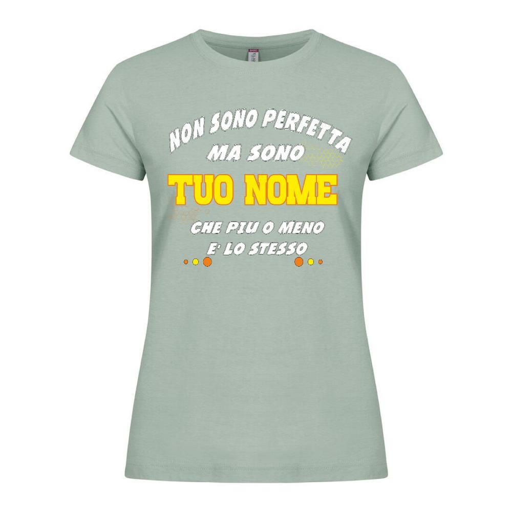 T-Shirt Donna “Non Sono Perfetta, Ma Sono [Tuo Nome]” – Maglietta Personalizzabile in Cotone – PS 28870-024 PRS
