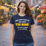 T-Shirt Donna “Non Sono Perfetta, Ma Sono [Tuo Nome]” – Maglietta Personalizzabile in Cotone – PS 28870-024 PRS