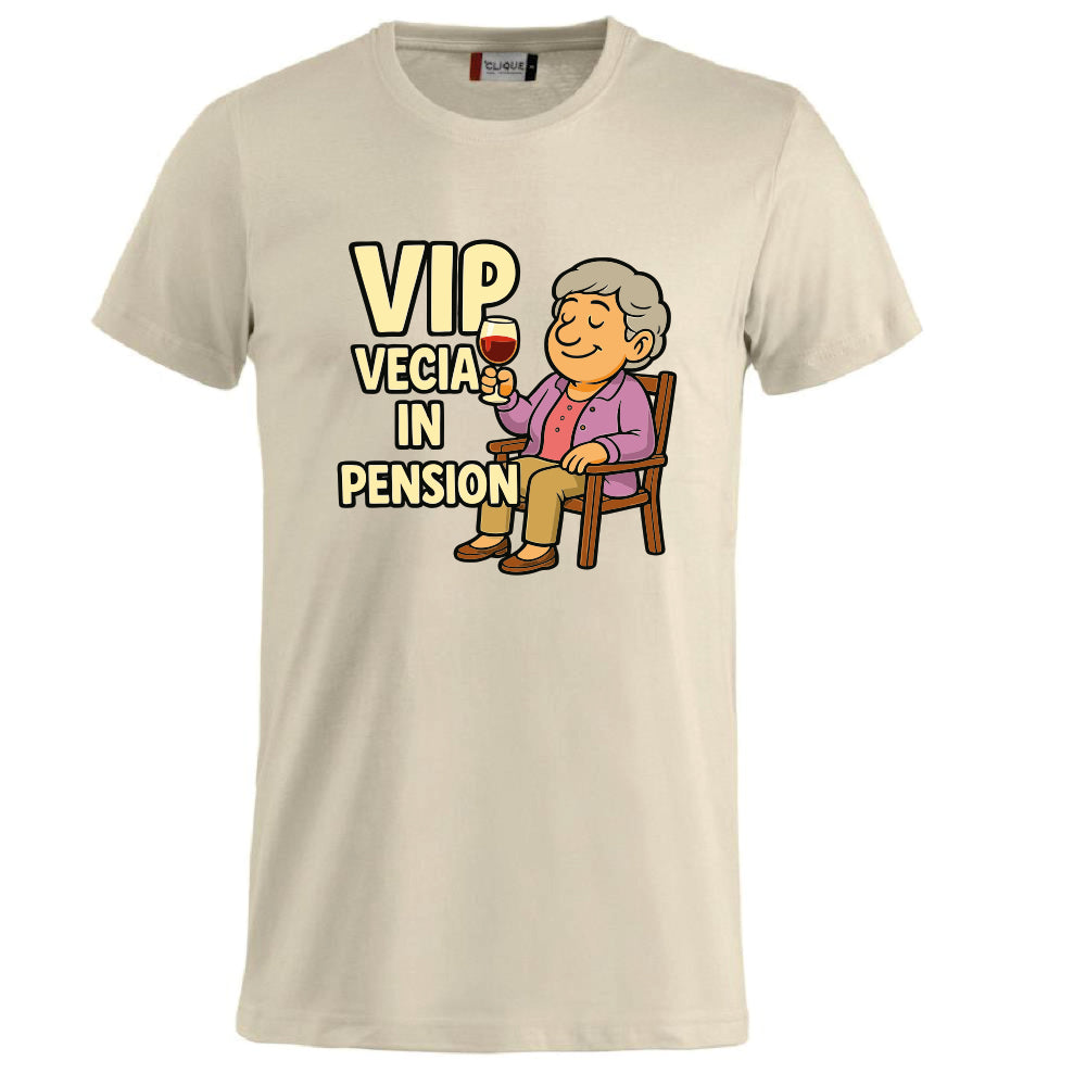 T-Shirt Personalizzabile “VIP Vecia in Pension” – Personalizzabile con Nome – PS 27431-A-147