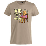 T-Shirt Personalizzabile “VIP Vecia in Pension” – Personalizzabile con Nome – PS 27431-A-147