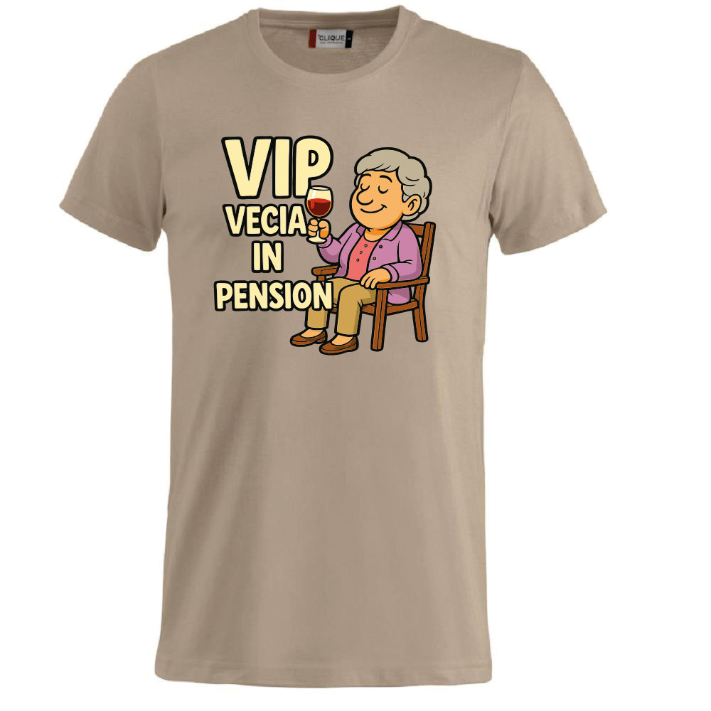 T-Shirt Personalizzabile “VIP Vecia in Pension” – Personalizzabile con Nome – PS 27431-A-147