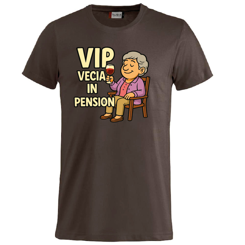 T-Shirt Personalizzabile “VIP Vecia in Pension” – Personalizzabile con Nome – PS 27431-A-147
