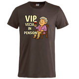 T-Shirt Personalizzabile “VIP Vecia in Pension” – Personalizzabile con Nome – PS 27431-A-147