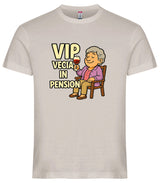 T-Shirt Personalizzabile “VIP Vecia in Pension” – Personalizzabile con Nome – PS 27431-A-147
