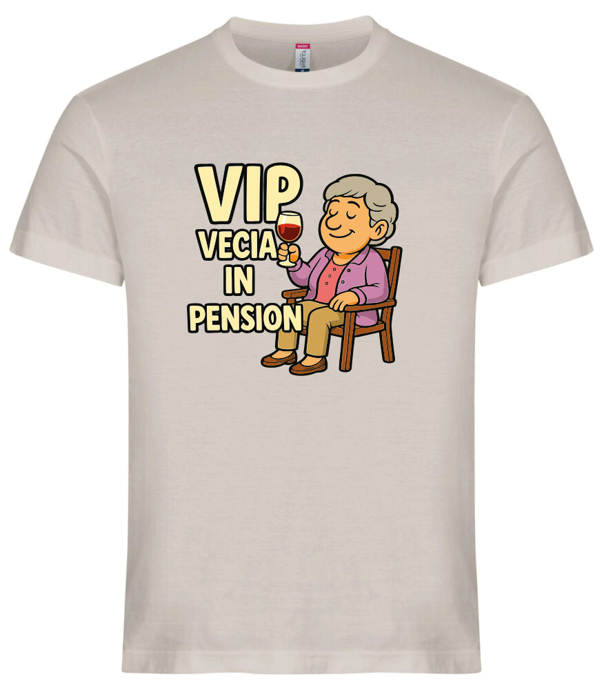 T-Shirt Personalizzabile “VIP Vecia in Pension” – Personalizzabile con Nome – PS 27431-A-147