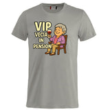 T-Shirt Personalizzabile “VIP Vecia in Pension” – Personalizzabile con Nome – PS 27431-A-147