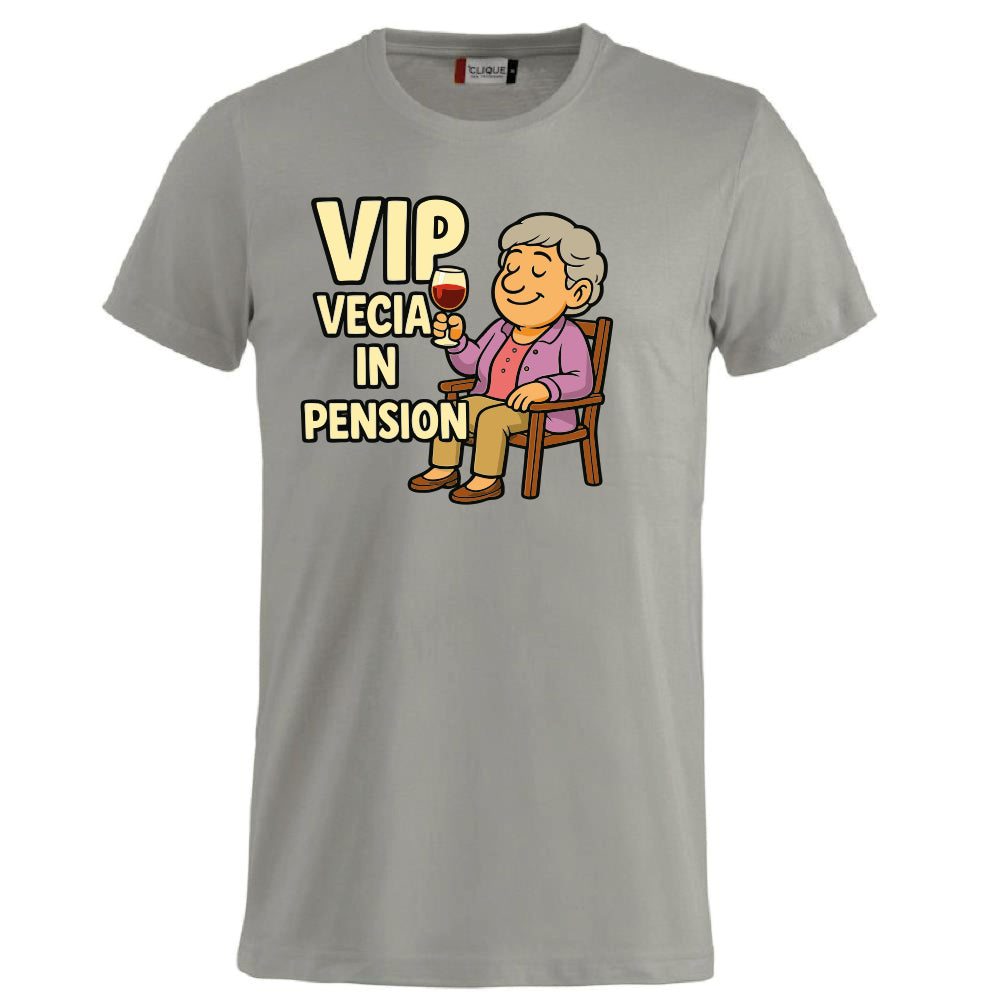 T-Shirt Personalizzabile “VIP Vecia in Pension” – Personalizzabile con Nome – PS 27431-A-147