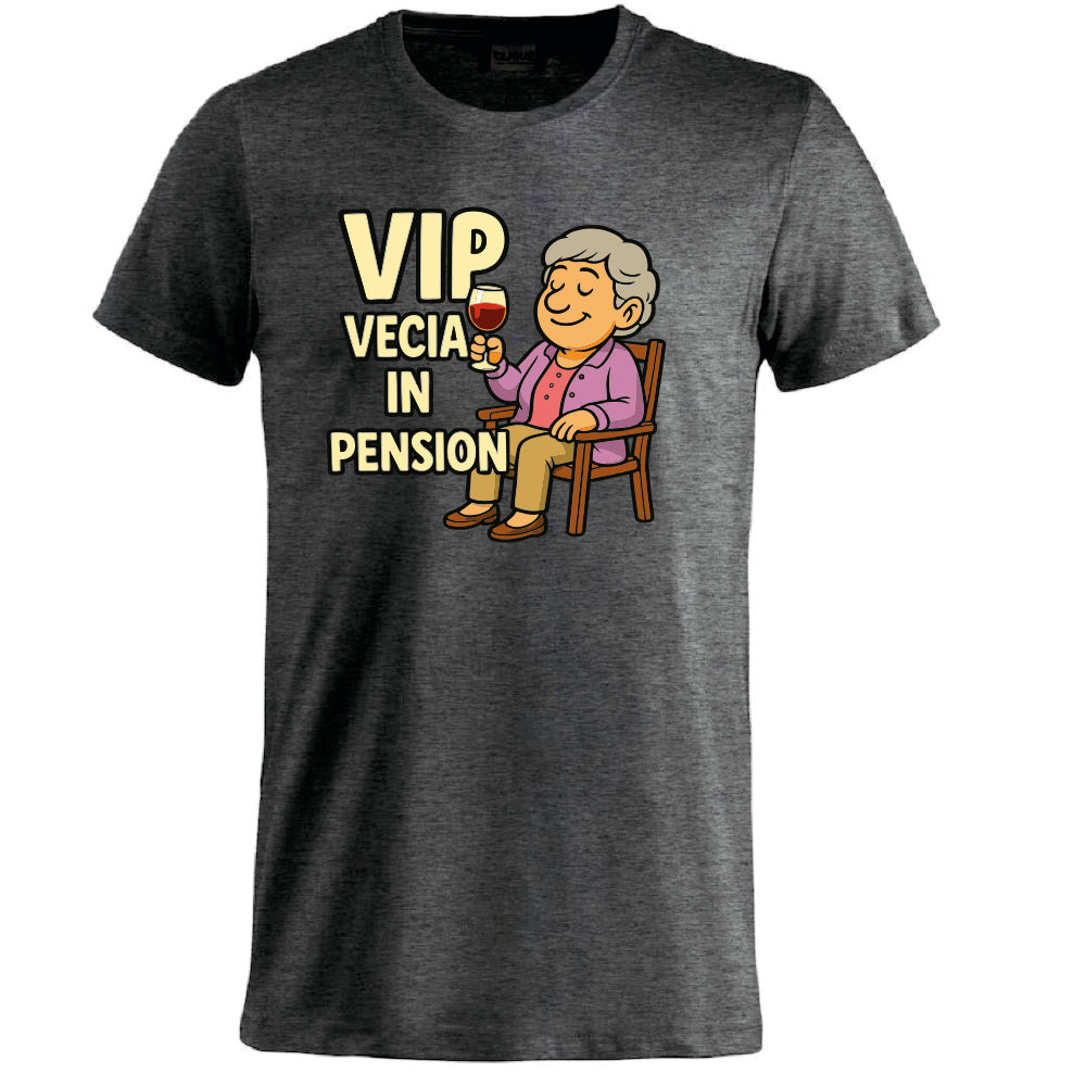 T-Shirt Personalizzabile “VIP Vecia in Pension” – Personalizzabile con Nome – PS 27431-A-147