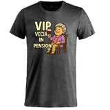 T-Shirt Personalizzabile “VIP Vecia in Pension” – Personalizzabile con Nome – PS 27431-A-147