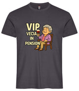 T-Shirt Personalizzabile “VIP Vecia in Pension” – Personalizzabile con Nome – PS 27431-A-147
