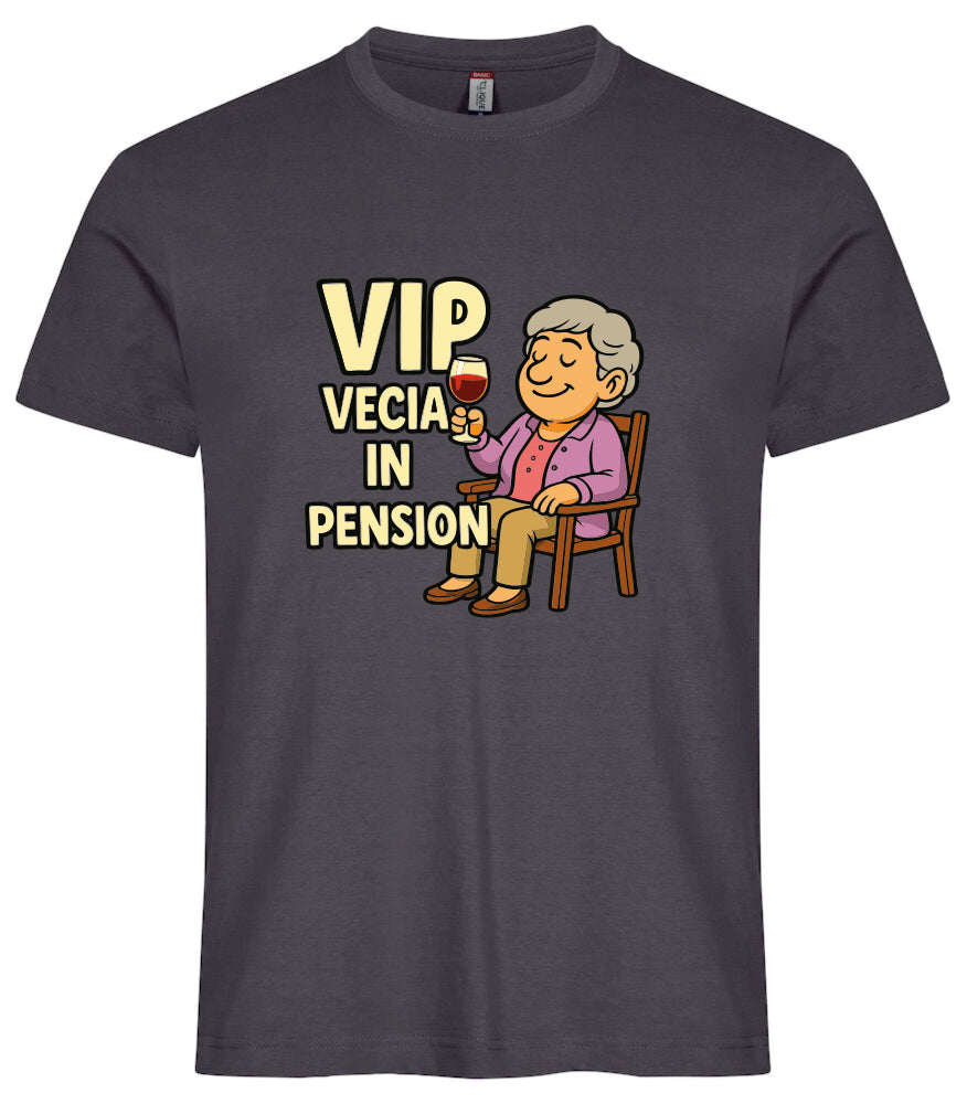 T-Shirt Personalizzabile “VIP Vecia in Pension” – Personalizzabile con Nome – PS 27431-A-147