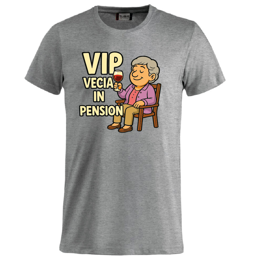 T-Shirt Personalizzabile “VIP Vecia in Pension” – Personalizzabile con Nome – PS 27431-A-147