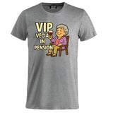 T-Shirt Personalizzabile “VIP Vecia in Pension” – Personalizzabile con Nome – PS 27431-A-147