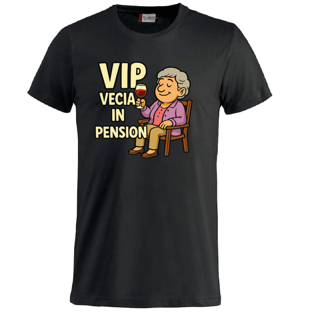 T-Shirt Personalizzabile “VIP Vecia in Pension” – Personalizzabile con Nome – PS 27431-A-147
