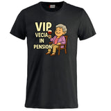 T-Shirt Personalizzabile “VIP Vecia in Pension” – Personalizzabile con Nome – PS 27431-A-147