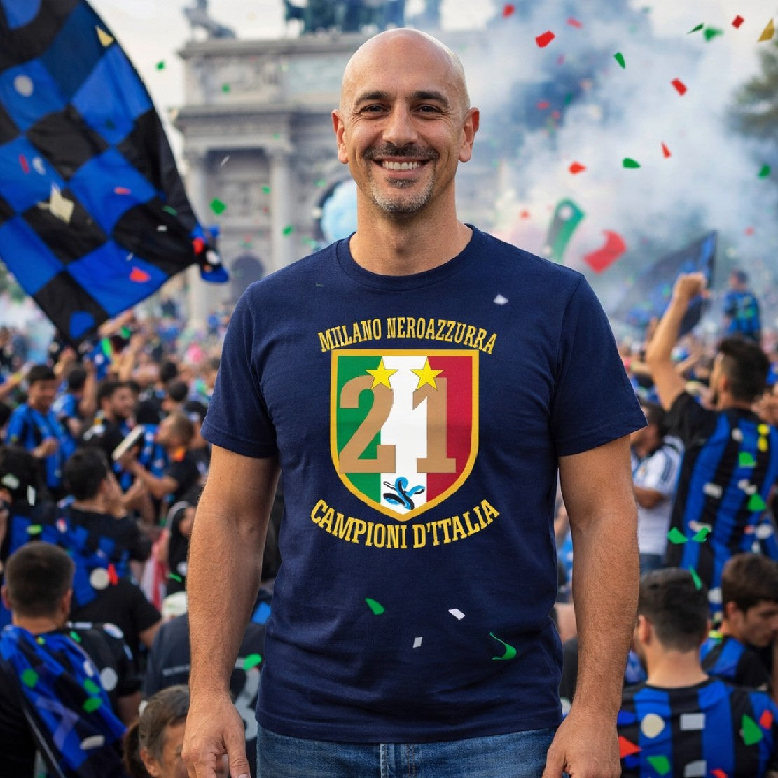 T-Shirt Scudetto Inter Campioni d’Italia 25/26 – Seconda Stella 21 Scudetti Scudetto Neroazzurro – PS 27431-A042