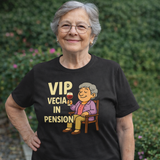 T-Shirt Personalizzabile “VIP Vecia in Pension” – Personalizzabile con Nome – PS 27431-A-147