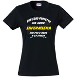 T-Shirt Donna “Non Sono Perfetta, Ma Sono [Tuo Nome]” – Maglietta Personalizzabile in Cotone – PS 28870-024 PRS