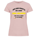 T-Shirt Donna “Non Sono Perfetta, Ma Sono [Tuo Nome]” – Maglietta Personalizzabile in Cotone – PS 28870-024 PRS
