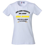 T-Shirt Donna “Non Sono Perfetta, Ma Sono [Tuo Nome]” – Maglietta Personalizzabile in Cotone – PS 28870-024 PRS