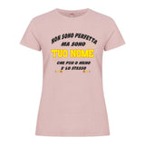 T-Shirt Donna “Non Sono Perfetta, Ma Sono [Tuo Nome]” – Maglietta Personalizzabile in Cotone – PS 28870-024 PRS