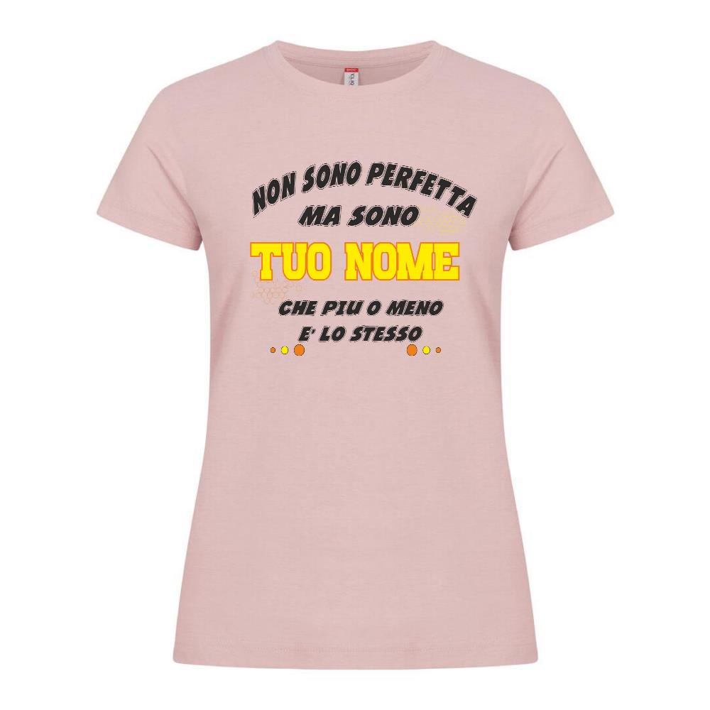 T-Shirt Donna “Non Sono Perfetta, Ma Sono [Tuo Nome]” – Maglietta Personalizzabile in Cotone – PS 28870-024 PRS